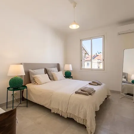 5 Min Walk, Bright, Air Conditioning, Cinema Apartamento *