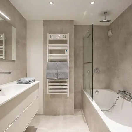 5 Min Walk, Bright, Air Conditioning, Cinema Apartamento Vallauris