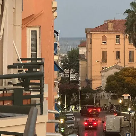 5 Min Walk, Bright, Air Conditioning, Cinema *